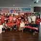 Para penggemar Bayern Munchen di Indonesia berfoto bersama legenda The Bavarians, Martin Demichelis, dalam meet and greet yang digelar di Kantor Kapanlagi Youniverse, Menteng, Jakarta Pusat, Minggu (23/6/2019) pagi. (Bola.net/Fitri Apriani)