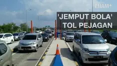 Untuk mengurai kemacetan yang mengular di gerbang tol Pejagan, petugas menerapkan sistem Jemput Bola