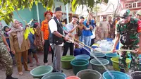 Warga di Situbondo Terpaksa Jalan Kaki 2 Kilometer Demi Air Bersih