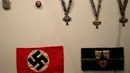 Atribut Nazi dipajang dalam pameran "Salute to the Home Front" di Museum Nasional Perang Dunia II di New Orleans (5/6). Pameran ini menceritakan kisah yang berhubungan dengan Perang Dunia II. (AP Photo/Gerald Herbert)