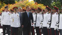 PM Inggris David Cameron  ditemani PM ketiga Singapura Lee Hsien Loong menginspeksi barisan tentara dalam seremonial penyambutan di Istana Kepresidenan Singapura, Rabu (29/7/2015).  Inggris ingin perkuat kerja sama dengan negara ASEAN. (REUTERS/Edgar Su)