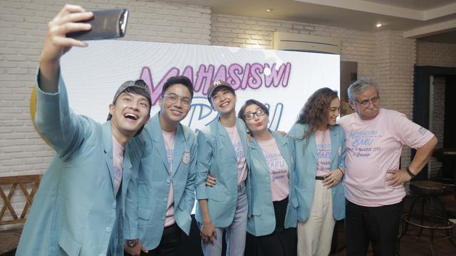 Kerennya Umay Shahab Saat Pakai Jas Almamater Kampus