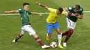 Gelandang Brasil, Neymar, berusaha melewati hadangan gelandang Meksiko, Hirving Lozano, pada babak 16 besar Piala Dunia di Samara Arena, Samara, Senin (2/6/2018). Brasil menang 2-0 atas Meksiko. (AP/Sergei Grits)