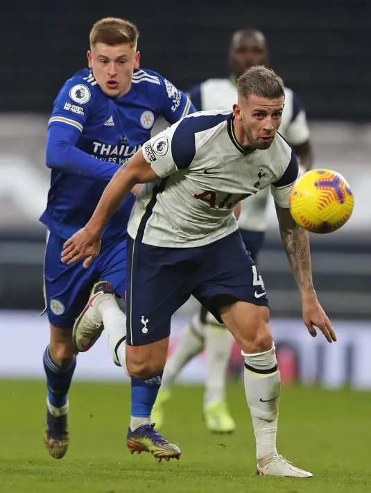Bek Tottenham Hotspur Toby Alderweireld (kanan) bersaing dengan gelandang Leicester City Harvey Barnes pada pekan ke-14 Liga Inggris di Stadion Tottenham Hotspur, Minggu (20/12/2020). Tottenham tak berkutik ketika dipecundangi Leicester 0-2 di kandangnya sendiri. (Frank Augstein/POOL/AFP)