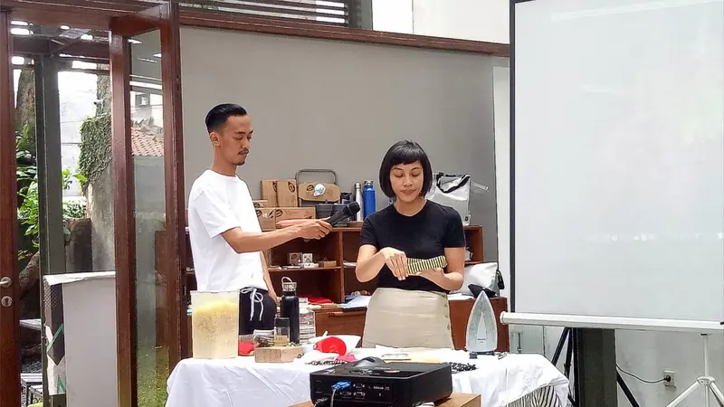 Demo pembuatan wadah jajanan reusable oleh Jessica Halim di dia,lo.gue,