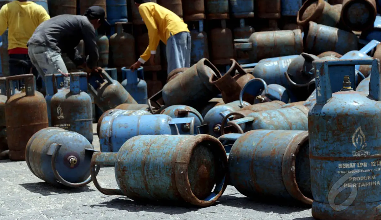 Naiknya harga gas elpiji ukuran 12 kilogram sebesar Rp1.500 per kilogram sejak 2 Januari 2015 membuat tabung gas jadi menumpuk di kios pengecer, Jakarta, Jumat (9/1/2015). (Liputan6.com/Faizal Fanani) 