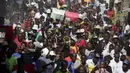 Ratusan demonstran  saat turun ke jalan menentang pemilu curang di Port-au-Prince, Haiti (18/1). Warga menuduh pemilu presiden Haiti berjalan curang yang menyebabkan kemarahan warga hingga membakar fasilitas umum. (REUTERS/Andres Martinez Casares)