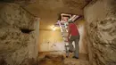Tal turun mengunakan tangga melihat kolam ritual Yahudi (Mikveh) yang ditemukan di bawah tanah rumahnya di Ein Karem, Yerusalem (1/7/2015). Tal menemukan Mikveh yang diyakini berusia lebih dari 2.000 tahun saat sedang merenovasi rumah.  (AFP/GALI TIBBON)