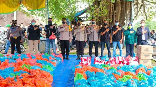 Ribuan paket sembako yang dibagikan kepada warga terdampak Covid-19 di Riau.