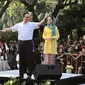 Anies Baswedan melepas Jakarnaval 2019 di depan Balai Kota DKI Jakarta. (Ratu Annisaa Suryasumirat)