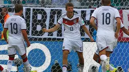 Gelandang serang Timnas Jerman, Thomas Mueller (tengah) merayakan gol pertamanya ke gawang Portugal di babak penyisihan Piala Dunia 2014 Grup G di Fonte Nova Arena, Brasil, (16/6/2014). (REUTERS/Darren Staples)
