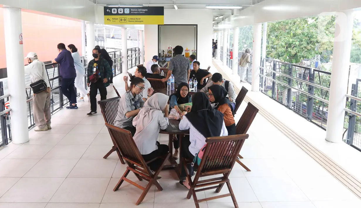 Lapak usaha bagi UMKM di Halte Transjakarta Jatinegara yang terintegrasi langsung dengan Stasiun Jatinegara di Jakarta Timur, Rabu (4/1/2023). Sebagai Kawasan Berorientasi Transit (TOD), Halte Transjakarta Jatinegara 2 juga menyediakan working space, lapak usaha bagi UMKM, hingga sambungan Wifi 24 jam. (Liputan6.com/Herman Zakharia)