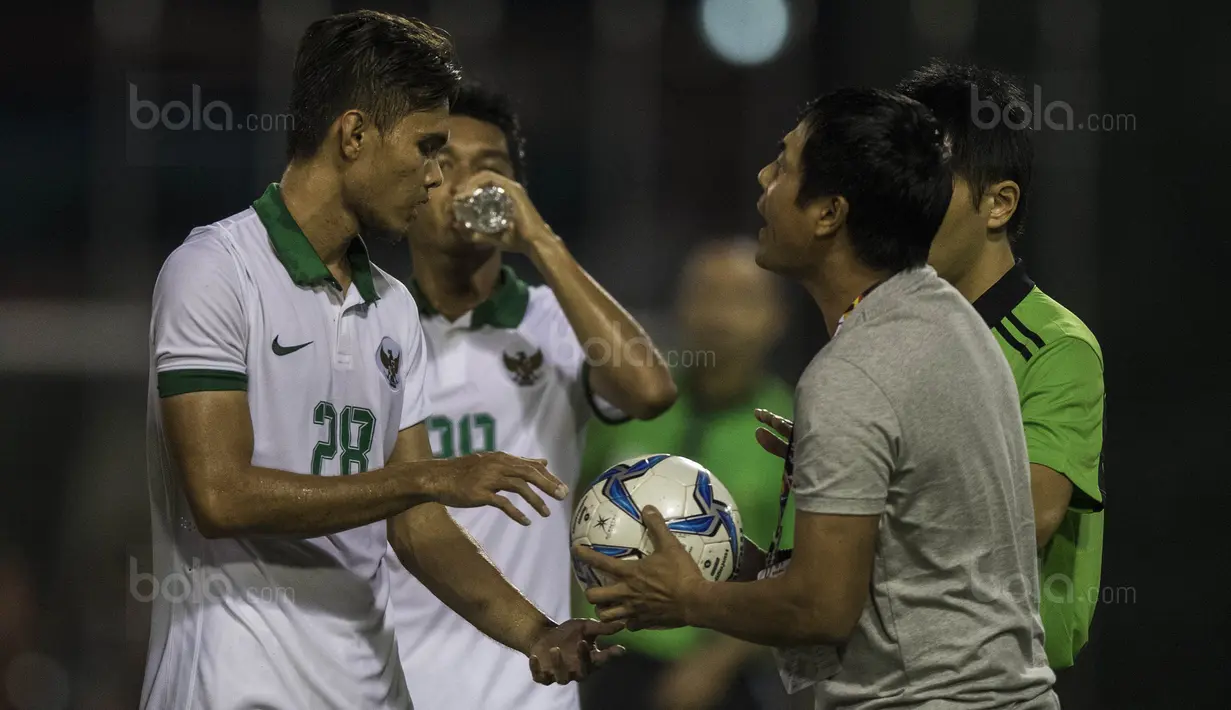 1. Pelatih Vietnam, Nguyen Huu Thang, sempat berebut bola dengan bek Timnas Indonesia, Rezaldi Hehanusa, karena tidak terima dengan keputusan wasit. (Bola.com/Vitalis Yogi Trisna)