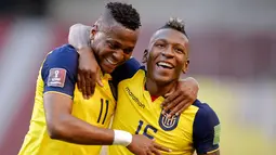 Pemain Ekuador, Michael Estrada dan Mario Pineida, melakukan selebrasi usai mencetak gol ke gawang Uruguay pada laga kualifikasi Piala Dunia 2022 di Stadion Casa Blanca, Rabu (14/10/2020). Ekuador menang dengan skor 4-2. (Rodrigo Buendia/Pool via AP)