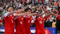 Para pemain Timnas Futsal Indonesia merayakan gol ke gawang Jepang dalam laga semifinal Piala Asia Futsal 2026 di Indonesia Arena, Senayan, Jakarta, Kamis (05/02/2026). (Bola.com/Bagaskara Lazuardi)