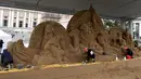 Proses pembuatan patung pasir adegan kelahiran Yesus di St Peter, Vatikan, Kamis (6/12). Patung pasir adegan kelahiran Yesus memiliki ukurannya sekitar 5,5 meter dengan lebar 16 meter. (Tiziana FABI/AFP)