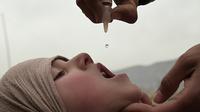 Seorang anak diberikan vaksin polio di Kabul, Afghanistan, Senin (28/2). Polio masih banyak dijumpai di tiga negara yaitu Afghanistan, Nigeria dan Pakistan. (AFP PHOTO / SHAH Marai)