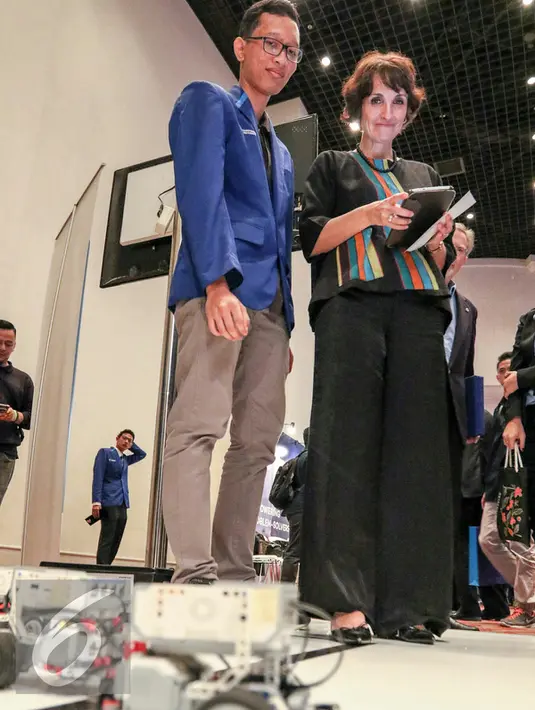 Istri Dubes Ameriak untuk Indonesia, Sofia Blake ketika mencoba salah satu robot rakitan dalam workshop Sampoerna University Education expo 2016 di gedung Sampoerna Square, Jakarta, Sabtu (5/3). (Liputan6.com/Yoppy Renato)