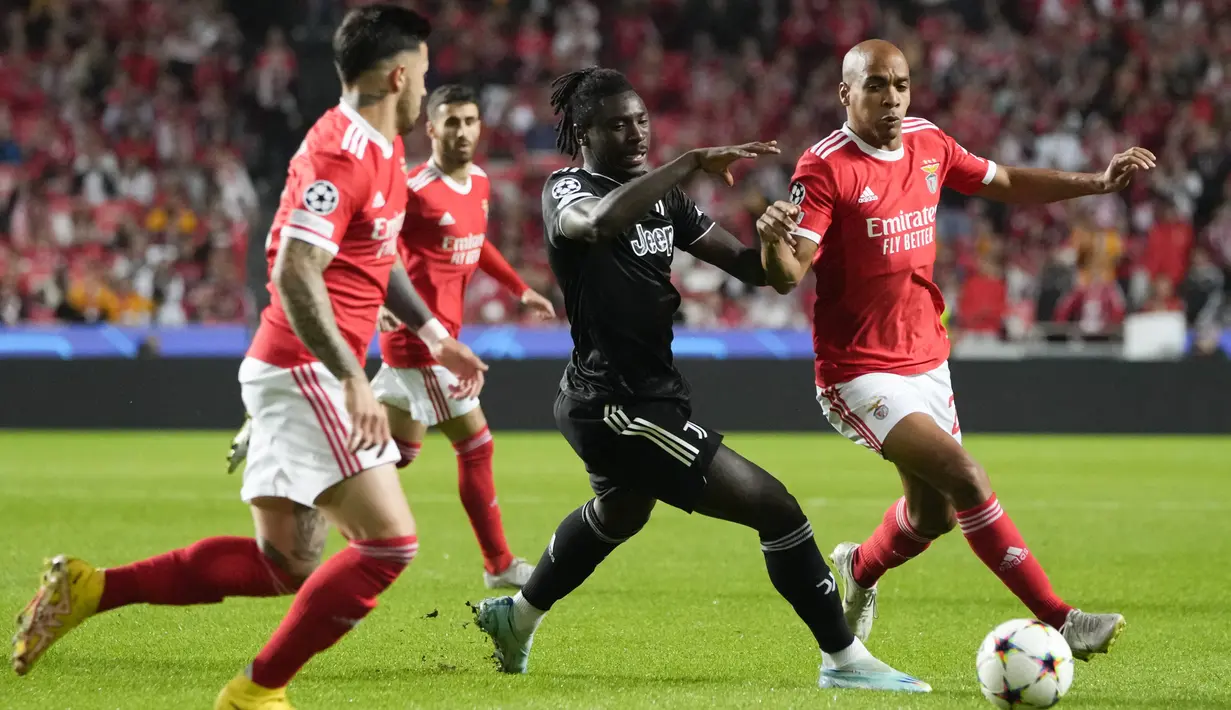 Gelandang Benfica Joao Mario berebut bola dengan penyerang Juventus Moise Kean pada laga matchday 5 fase grup Liga Champions 2022/2023 di Da Luz, Rabu (26/10/2022) dini hari WIB. Sementara itu, Juventus memberi perlawanan lewat gol Moise Kean, Arkadiusz Milik, dan Weston McKennie. (AP Photo/Armando Franca)