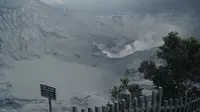 Embusan gas berwarna putih tipis dengan ketinggian 50 meter dari dasar Kawah Ratu di Gunung Tangkuban Parahu pada Minggu (28/7/2019). (Liputan6.com/Huyogo Simbolon)