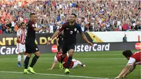 Penyerang timnas Amerika Serikat (AS), Clint Dempsey, melakukan selebrasi setelah menjebol jala Paraguay pada pertandingan ketiga Grup A Copa America 2016, Minggu (12/6/2016). (AFP)