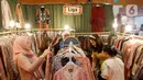 Mereka mempromosikan berbagai produk kerajinan local seperti batik, tenun, fesyen dan border. (Liputan6.com/Herman Zakharia)