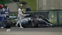 Pebalap Mercedes, Lewis Hamilton, akan memulai balapan F1 GP Brasil dari pit lane setelah menabrak dinding pembatas lintasan saat sesi kualifikasi, Sabtu (11/11/2017).