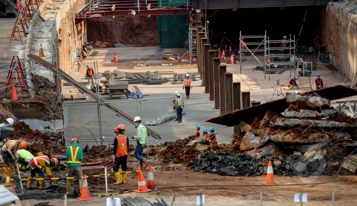 Sejumlah pekerja tampak menyelesaikan terowongan MRT di Jakarta, Kamis (7/5/2015). Menurut Project Manager Elevated Construction Heru Nugroho proses pengerjaan MRT secara keseluruhan sudah mencapai 15 persen. (Liputan6.com/Faizal Fanani)