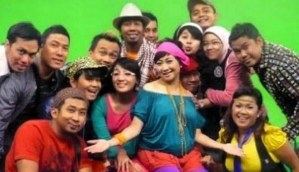Pembawa acara kelahiran 15 Januari 1972 saat berkumpul dengan crew & cast Ceriwis terlihat penuh energi. Berkat Indy, acara Ceriwis berhasil jadi acara bincang-bincang yang sangat populer di kala itu. (Liputan6.com/IG/indrabekti)