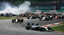 Pebalap Mercedes, Lewis Hamilton, memimpin balapan sejak start F1 GP Malaysia di Sirkuit Sepang, Minggu (2/10/2016). (AFP/Manan Vatsyayana)