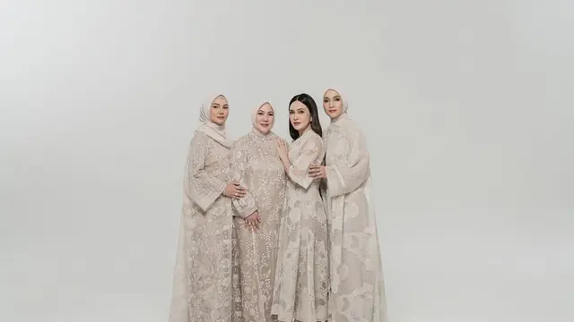 6 Pemotretan Shandy Aulia Bersama Keluarga Besar Muslim, Rukun di Tengah Perbedaan