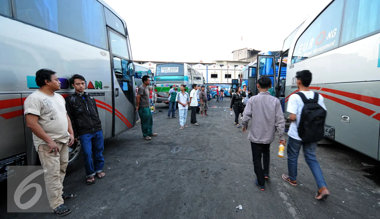 Suasana terminal Depok masih sepi dari pemudik, Jawa Barat, Senin (13/7/2015). Menurut agen bus Terminal Depok, jumlah pemudik saat ini mengalami penurunan dibandingkan tahun 2014. (Liputan6.com/Yoppy Renato)