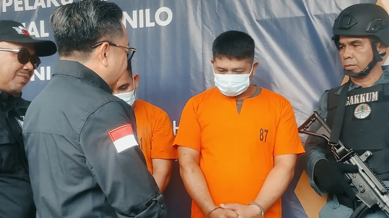 Direktur Jenderal Gakkum Kementerian LHK Rasio Ridho Sani menginterogasi perambah TNTN yang menjadi habitat harimau sumatra dan gajah.