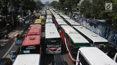 Puluhan bus yang mengangkut buruh memadati Jalan Medan Merdeka Timur, Jakarta, Selasa (1/5). Berdasarkan data kepolisian, sekitar 30 ribu buruh melakukan aksi May Day 2018 di Jakarta. (Liputan6.com/Arya Manggala)