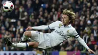 Gelandang Real Madrid, Luka Modric, berusaha membobol gawang Sevilla. Namun Los Blancos tetap tampil ganas dan membuat tamunya pulang dengan kekalahan telak. (AFP/Gerard Julien)