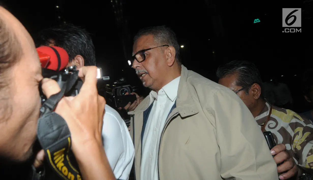 Direktur Utama nonaktif PT PLN Sofyan Basir tiba di Gedung KPK, Jakarta, Senin (27/5/2019). Sofyan Basir memenuhi pemeriksaan sebagai tersangka terkait dugaan menerima suap pembangunan proyek PLTU Riau-1 setelah sebelumnya diultimatum oleh KPK. (merdeka.com/Dwi Narwoko)