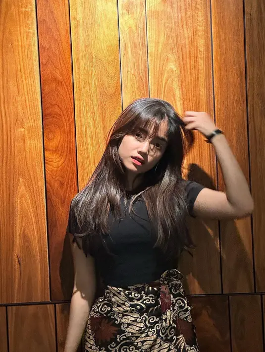 Fuji memadukan atasan kaus lengan pendek berwarna hitam dengan kain batik yang dililitkannya sebagai rok. [Foto: Instagram/fuji_an]