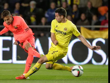 Duel panas terjadi di leg kedua semifinal Copa del Rey antara Villarreal melawan Barcelona di stadion Madrigal Villarreal , Spanyol, Rabu (4/3/2015). Barcelona Menang 3-1 atas Villarreal. (Reuters/Heino Kalis)