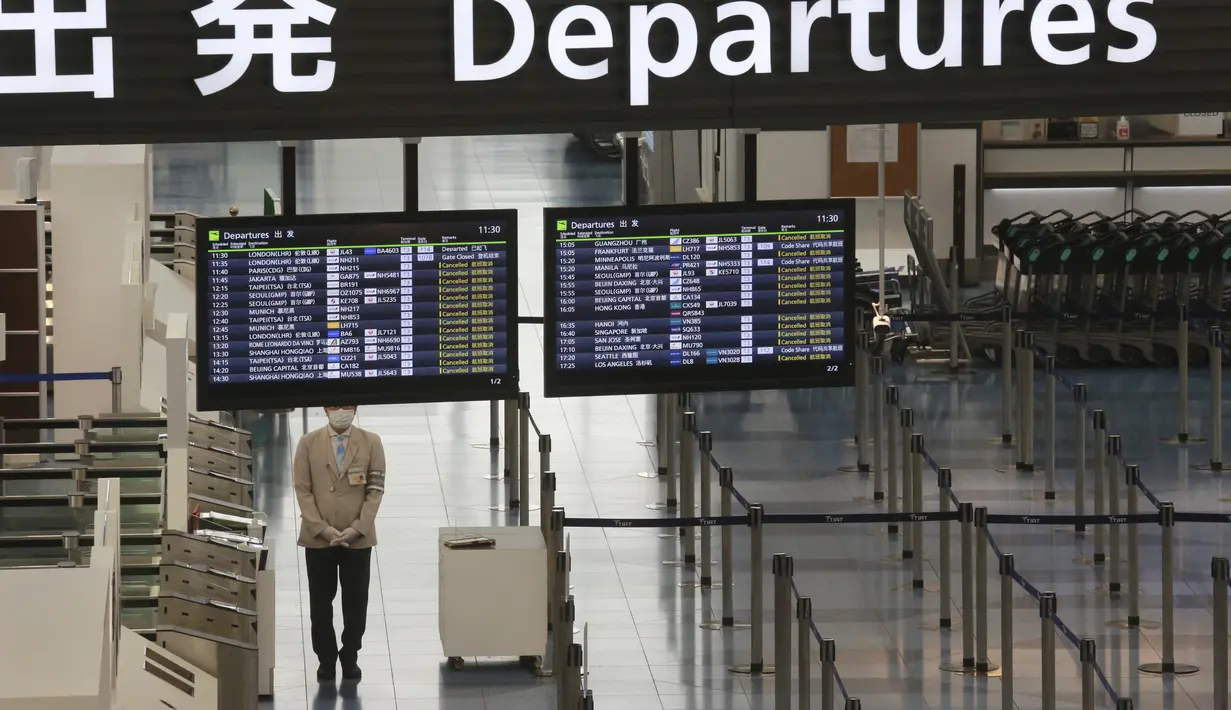 Aktivitas lobi keberangkatan Bandara Internasional Haneda sepi akibat virus corona di Tokyo, Senin (28/12/2020). Jepang untuk sementara waktu melarang semua pendatang asing yang bukan penduduk masuk sebagai bentuk antisipasi varian baru COVID-19 hingga akhir Januari 2021. (AP Photo/Koji Sasahara)