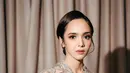 Ini penampilan Dianda Sabrina dengan kebaya di hari wisudanya. Wajahnya dipoles oleh MUA Hepi David, Dianda Sabrina semakin pancarkan pesona di hari bahagia. Simpel tapi cantik, rambut Dianda Sabrina ditata oleh hair stylist Jannati Firdaus. Puas dengan hasil makeup-nya, Sabrina ungkap jika Hepi David adalah orang kedua yang dihubungi setelah keluarga usai dinyatakan lulus sidang Maret 2024 lalu. (Liputan6.com/IG/@sabrindh)