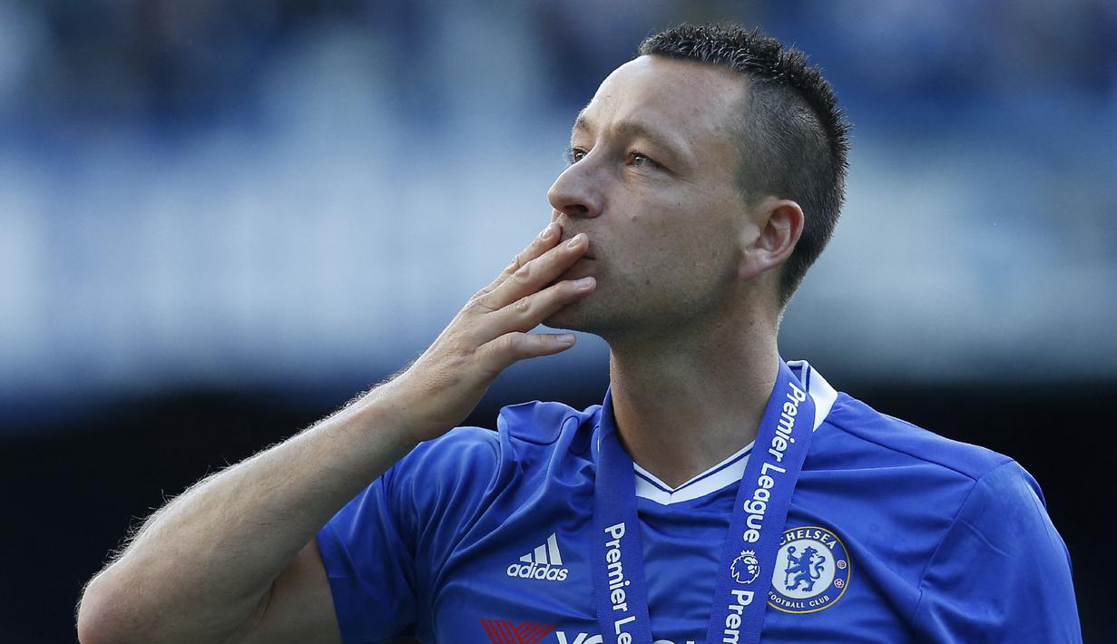 John Terry bukan hanya sebagai bek tengah terhebat, melainkan juga salah satu kapten terbaik di Liga Inggris. Selama 13 tahun kepemimpinannya, Chelsea mampu meraih banyak gelar, termasuk gelar Liga Inggris musim 2004/05 dan 2005/06. (AFP/Ian Kington)