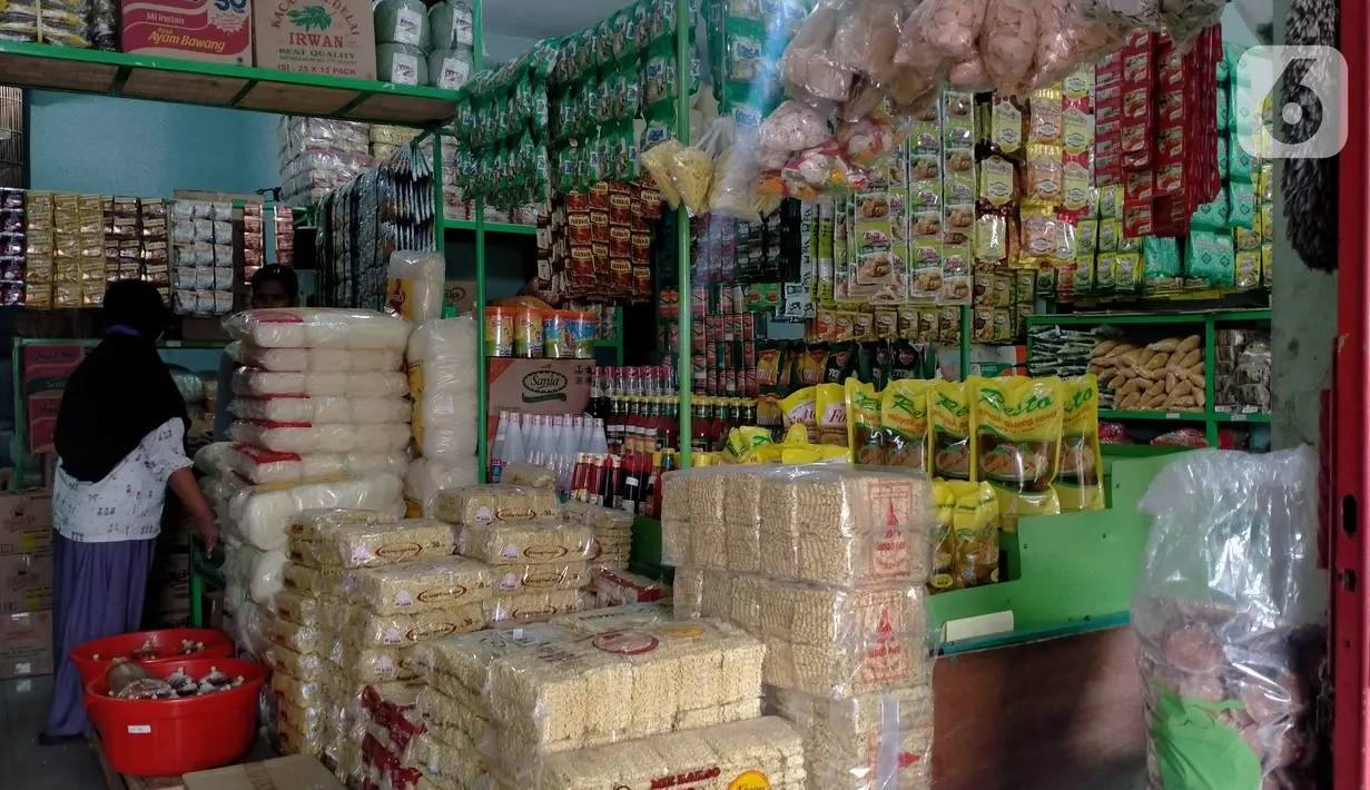 Suasana salah satu agen sembako di Pasar Mega, Gunung Putri, Kabupaten Bogor, Jawa Barat, Senin (5/9/2022). Harga sembako saat ini masih belum mengalami kenaikan harga yang signifikan, namun berpotensi naik dalam beberapa hari kedepan pasca kenaikan harga bahan bakar minyak (BBM). (Liputan6.com/Magang/Aida Nuralifa)