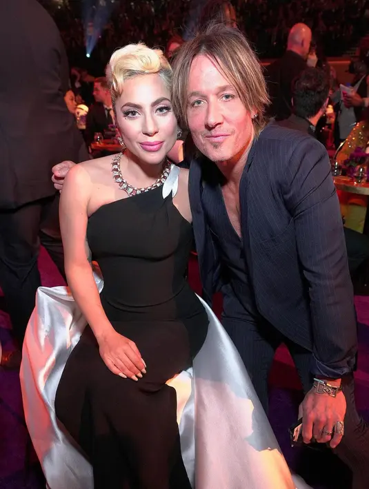 Gaun hitam Armani Prive Lady Gaga (Foto: Instagram @recordingacademy)