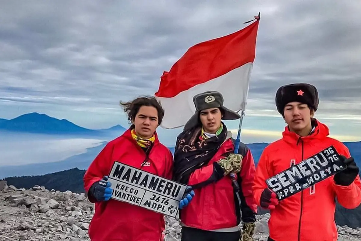Al Ghazali bersama El Rumi dan Dul Jaelani di puncak Mahameru (Instagram/alghazali7)