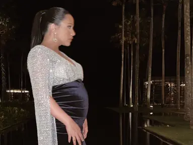 Usai mengumumkan kehamilan pertamanya, Angel Pieters pun membagikan momen saat pamer baby bump. Unggahan Angel Pieters ini pun langsung mencuri perhatian banyak netizen. (Liputan6.com/IG/@angelpieters)
