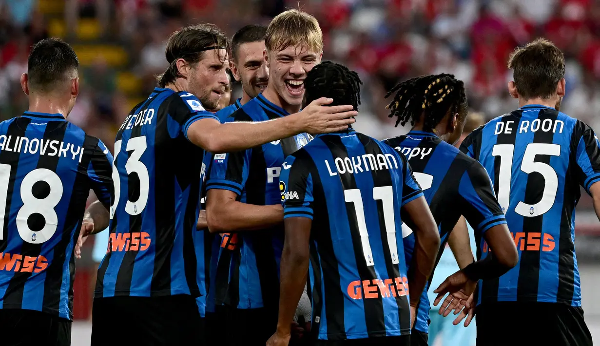 Atalanta. Dalam 6 laga awal Liga Italia 2022/2023, Atalanta menempati peringkat kedua dalam klasemen sementara dengan raihan 14 poin. Hasil itu didapat dari 4 kali menang dan 2 kali imbang tanpa sekalipun kalah. Perolehan poin Atalanta sebenarnya setara dengan dua klub lainnya di posisi pertama dan ketiga, yaitu Napoli dan AC Milan. Napoli memuncaki klasemen karena memiliki selisih gol paling bagus yaitu 9, sementara Atalanta 7 dan AC milan 6. Hasil impresif Atalanta tak lepas dari ketajaman striker asal Belanda, Teun Koopmeiners yang telah mencetak 4 gol. (AFP/Miguel Medina)