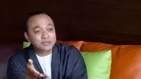 Desainer asal Yogya ini mencoba mengembalikan ingatan penggemar mode, dengan lurik berwarna klasik.