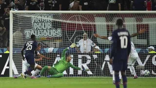 Momen saat bek Tottenham Micky van de Ven menjebol gawang PSG di laga Piala Super Eropa 2025 di Bluenergy Stadium, Kamis (14/08/2025). (AP Photo/Antonio Calanni).