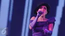 Syahrini tampil enerjik saat Konser Raya 22 Indosiar, Jakarta, Rabu (11/1). Gaya Syahrini yang sedikit centil membuat panggung Konser Raya semakin meriah. (Liputan6.com/Helmi Afandi)