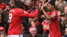 Striker Manchester United, Marcus Rashford merayakan gol yang dicetaknya ke gawang Liverpool pada laga Premier League di Stadion Old Trafford, Manchester, Sabtu (10/3/2018). MU menang 2-1 atas Liverpool. (AFP/Oli Scarff)